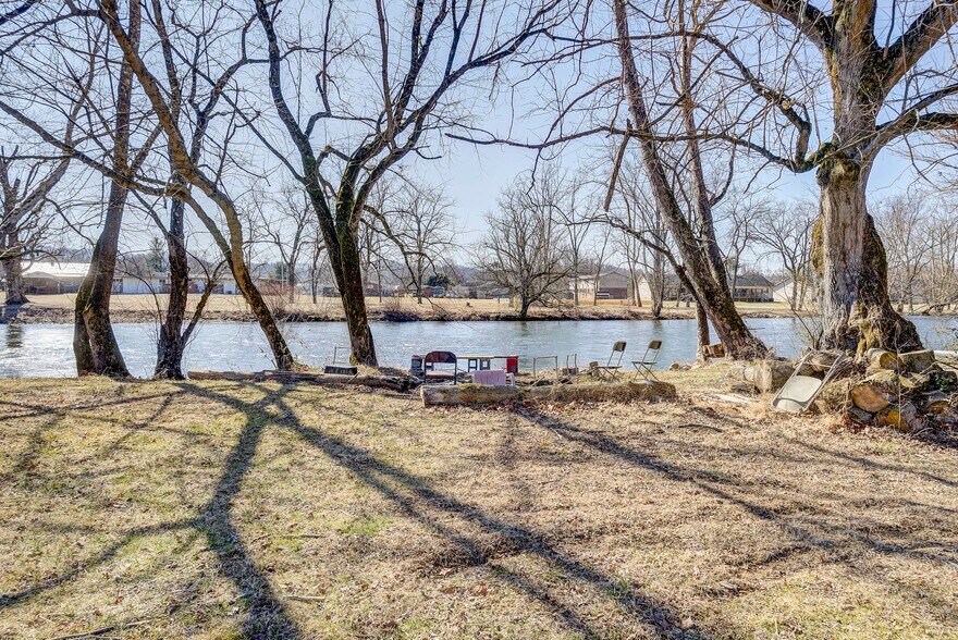 More Photos Of 215 Lovers Ln, Elizabethton Flex For Sale