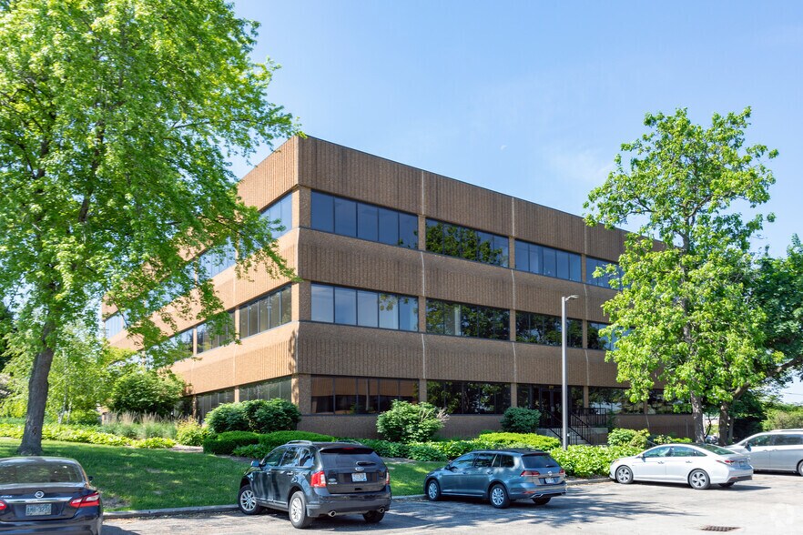 More Photos Of 2717 N Grandview Blvd, Waukesha Office For Lease