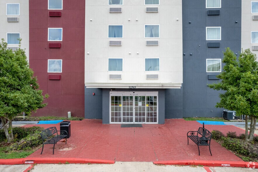 More Photos Of 1250 S 13th St, La Porte Hotel For Sale