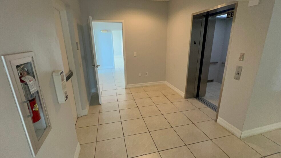 More Photos Of 4940 Bayline Dr, North Fort Myers Warehouse For Lease