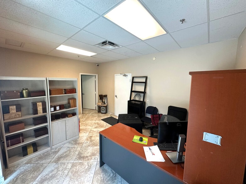 More Photos Of 571 NW Mercantile Pl, Port Saint Lucie Light Manufacturing For Lease