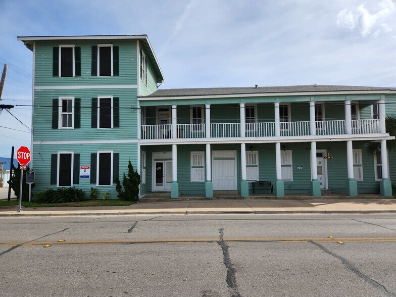 More Photos Of 101 S Commerce St, Port Lavaca Hotel For Sale