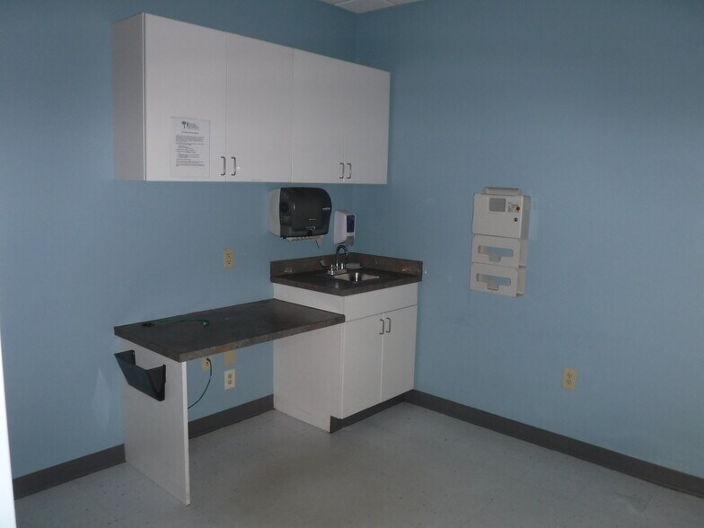 More Photos Of 1908 Caudle Dr, Mount Airy Medical For Lease