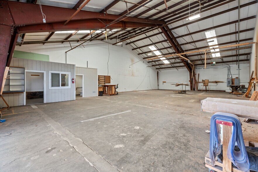 More Photos Of 934 S Main St, Willits Manufacturing For Lease