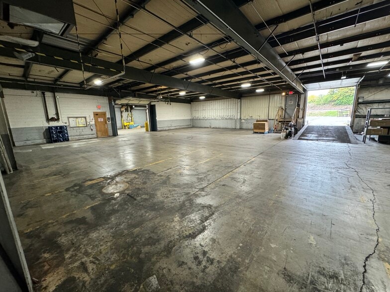 More Photos Of 6704 Pingree Rd, Crystal Lake Manufacturing For Lease