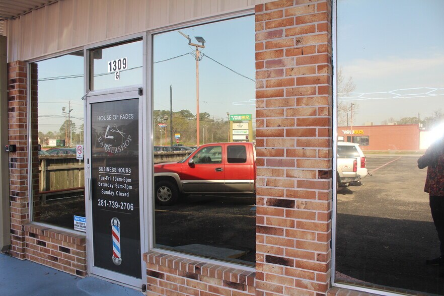 More Photos Of 1301-1309 Sandy Ln, Baytown General Retail For Sale