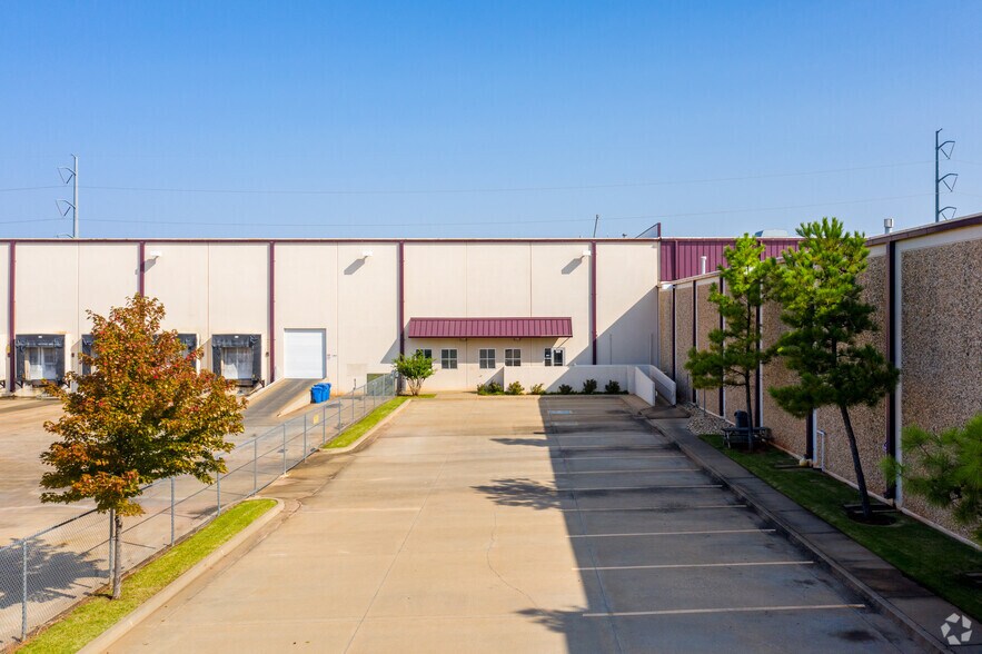 More Photos Of 311 NW 122nd St, Oklahoma City Warehouse For Lease