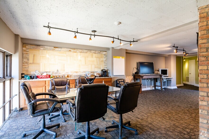 More Photos Of 115 7th St, Rockford Medical For Sale