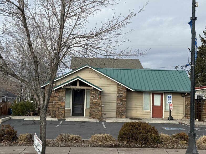 More Photos Of 917 SW Highland Ave, Redmond Office For Lease