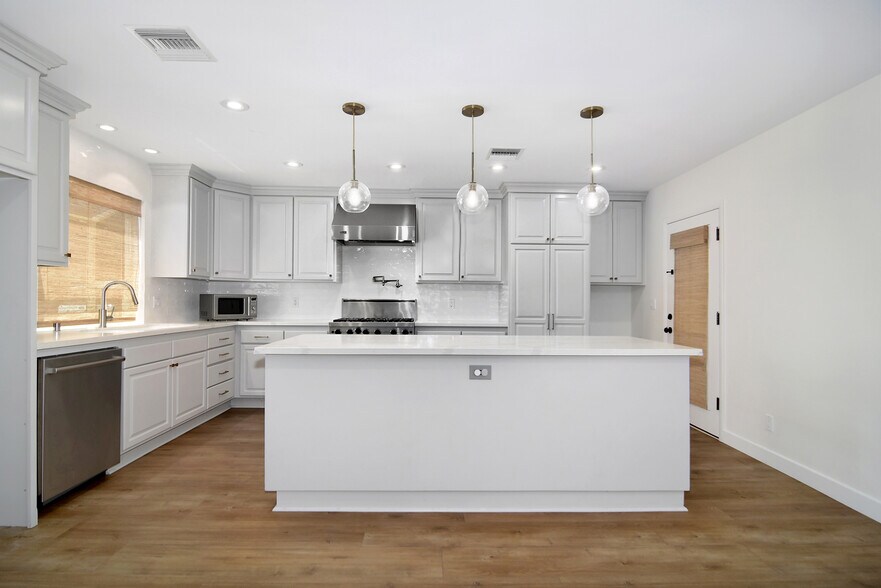 More Photos Of 22839 Dolorosa St, Woodland Hills Multifamily For Lease