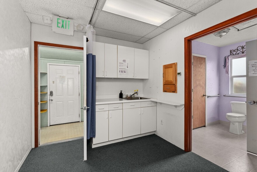 More Photos Of 1017 W Main St, Centralia Flex For Sale