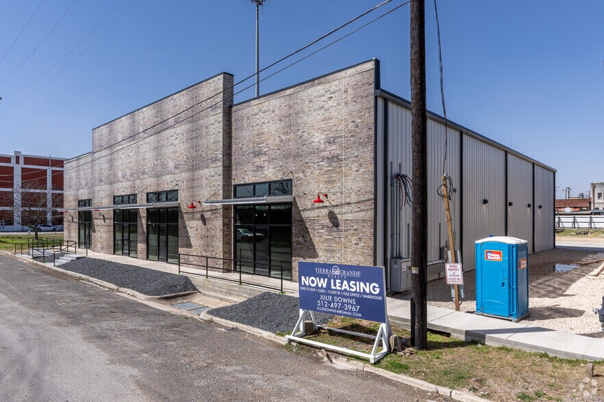 More Photos Of 202 W 1st St, Taylor Flex For Lease