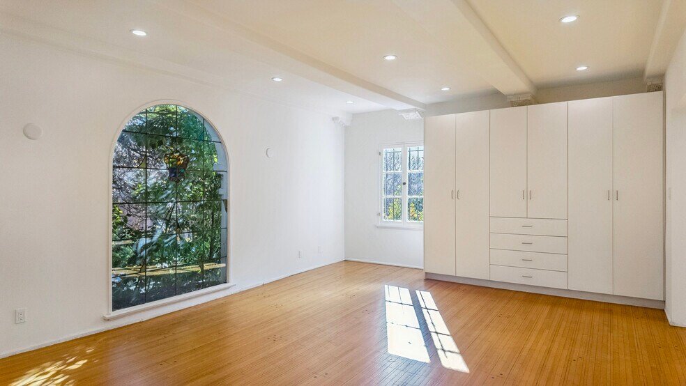 More Photos Of 205 S Reeves Dr, Beverly Hills Apartments For Sale