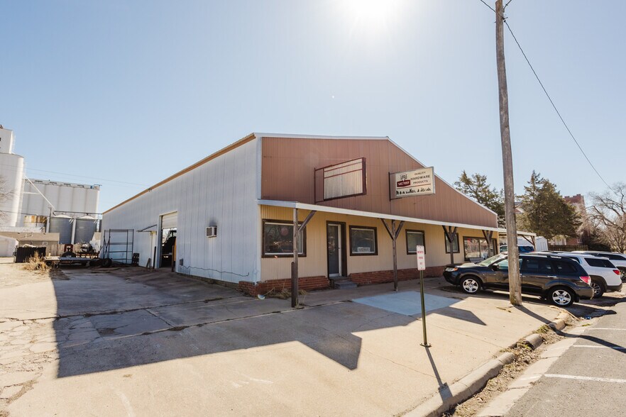 More Photos Of 410 N Commercial Ave, Sedgwick Storefront For Sale