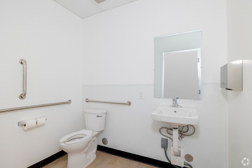 More Photos Of 4645 E Broadway Rd, Phoenix Unknown For Lease