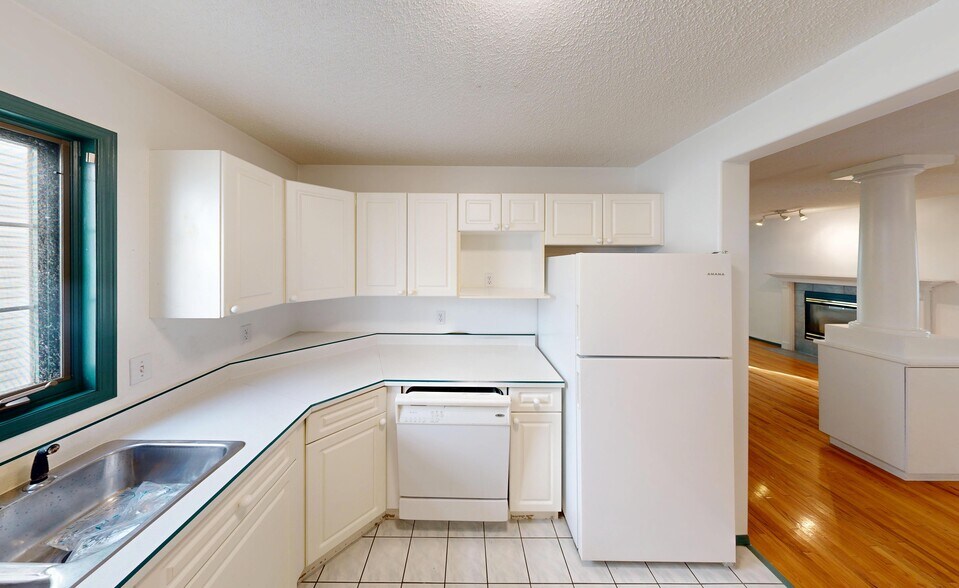 More Photos Of 10941 81 Av NW, Edmonton Dormitory For Sale