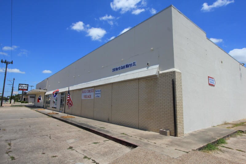 More Photos Of 200 N Saint Marys St, Beeville Medical For Lease