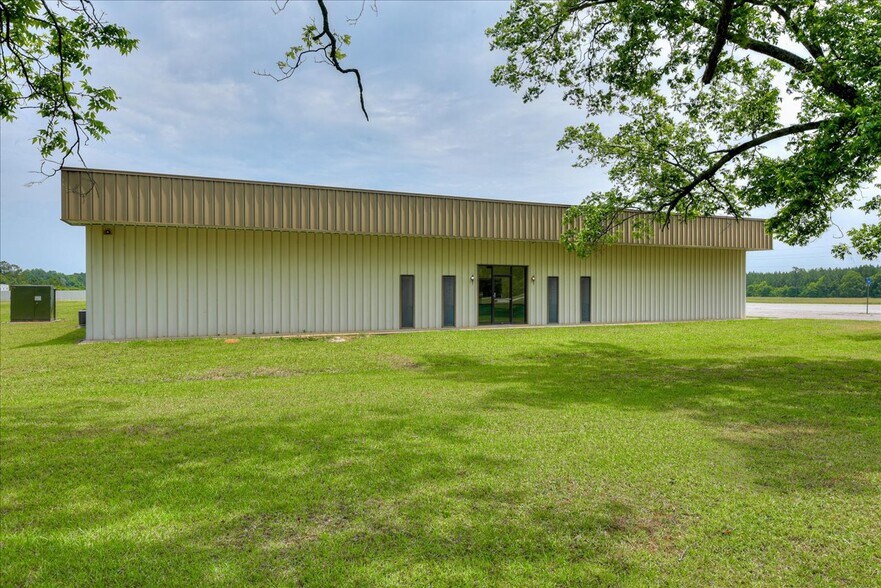 More Photos Of 1002 Commerce, Lincolnton Distribution For Sale