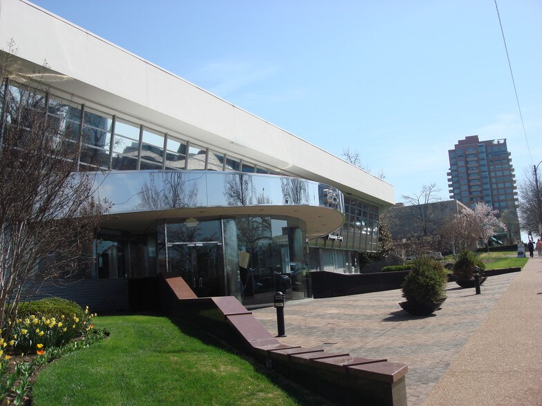 More Photos Of 8251 Maryland Ave, Clayton Unknown For Lease