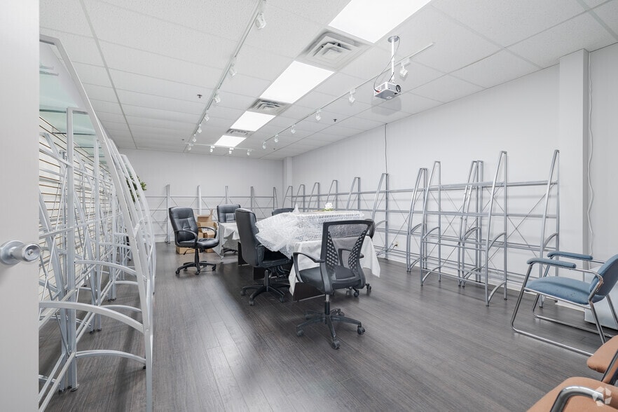 More Photos Of 81 Boul Brunswick, Dollard-des-Ormeaux Warehouse For Lease
