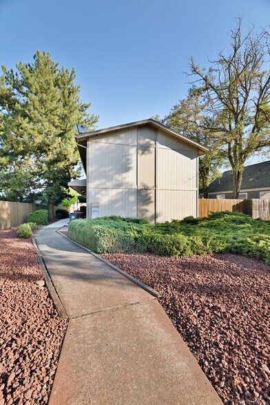 More Photos Of 437 Ash St, Central Point Apartments For Sale