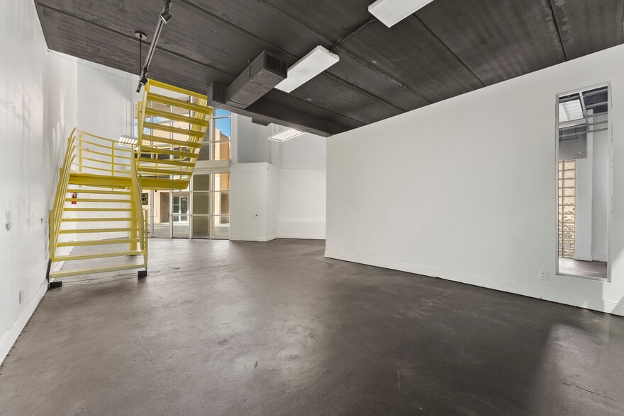 More Photos Of 20165-20199 NE 16th Pl, Miami Flex For Lease