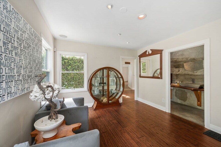More Photos Of 1111 N Crescent Heights Blvd, West Hollywood General Retail For Sale