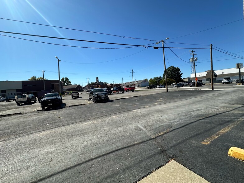 More Photos Of 102 E Park St, Taylorville Freestanding For Sale