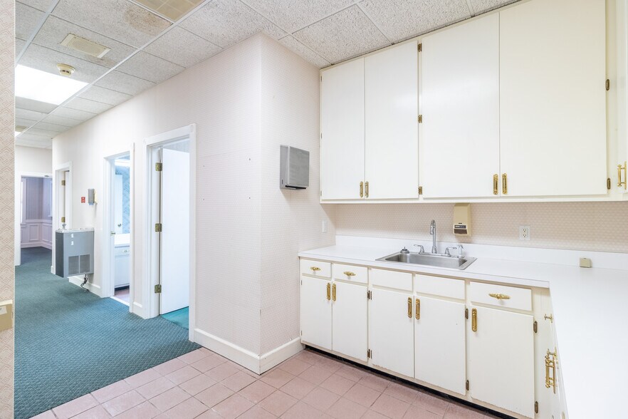 More Photos Of 1421 Ross Dr, Dalton Office For Sale