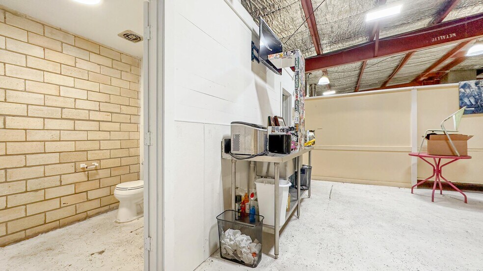 More Photos Of 115 Engel St, Houston Flex For Lease