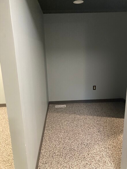 More Photos Of 935 S Iowa St, Lawrence Office For Sale