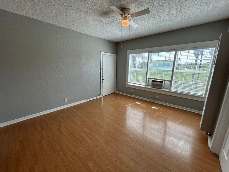 More Photos Of 1409 W Woodlawn Ave, San Antonio Apartments For Sale
