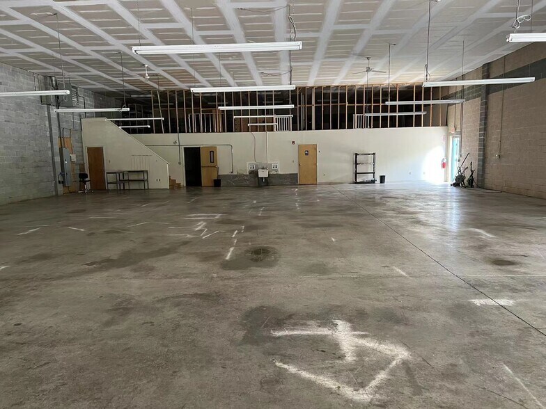 More Photos Of 3676 Crescent Ct E, Whitehall Warehouse For Lease