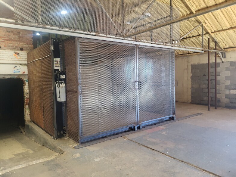 More Photos Of 202 E Charles Ave, Pauls Valley Warehouse For Lease