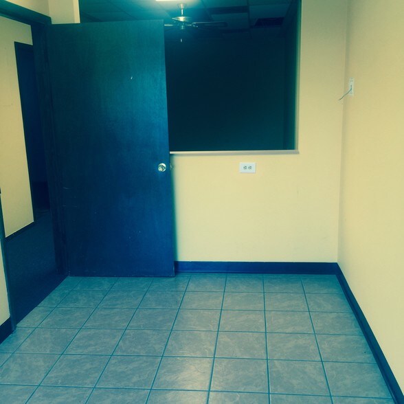 More Photos Of 9525 S 79th Ave, Hickory Hills Office For Lease