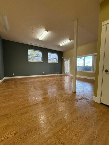 More Photos Of 303 E Columbia River Hwy, Troutdale Storefront Retail Office For Lease