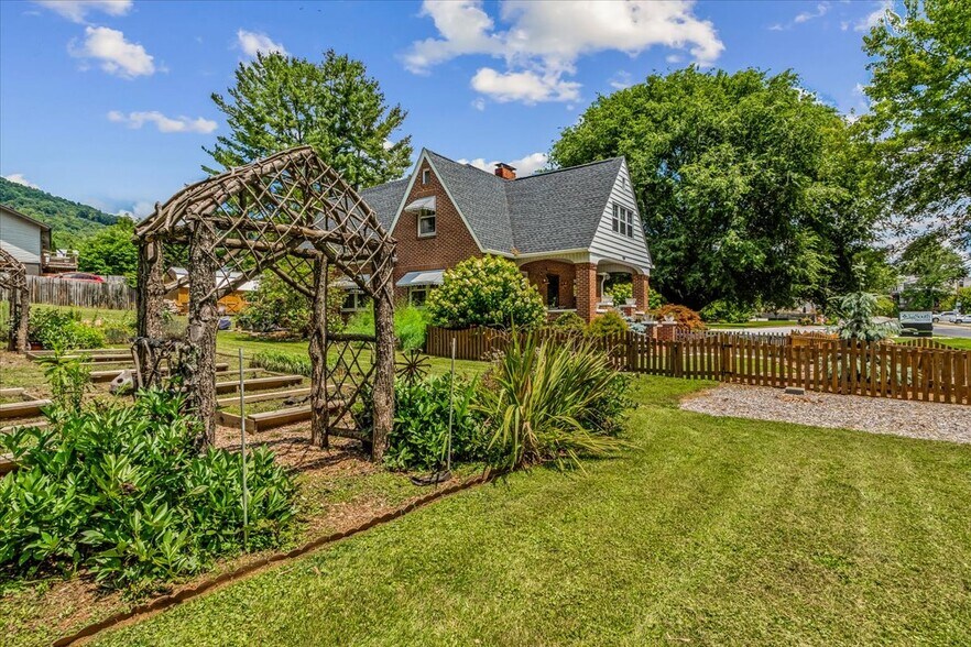 More Photos Of 506 W Main St, Burnsville Freestanding For Sale