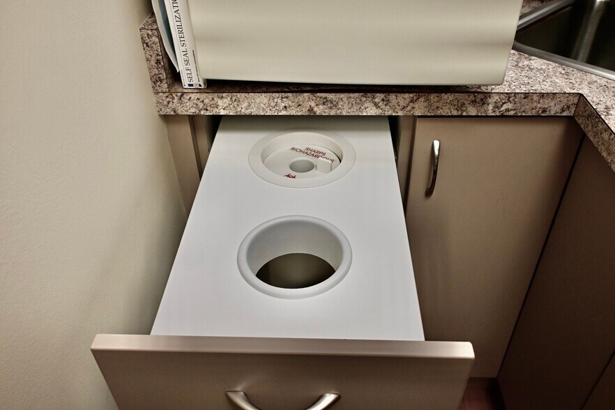 More Photos Of 4 Dearfield Dr, Greenwich Medical For Lease