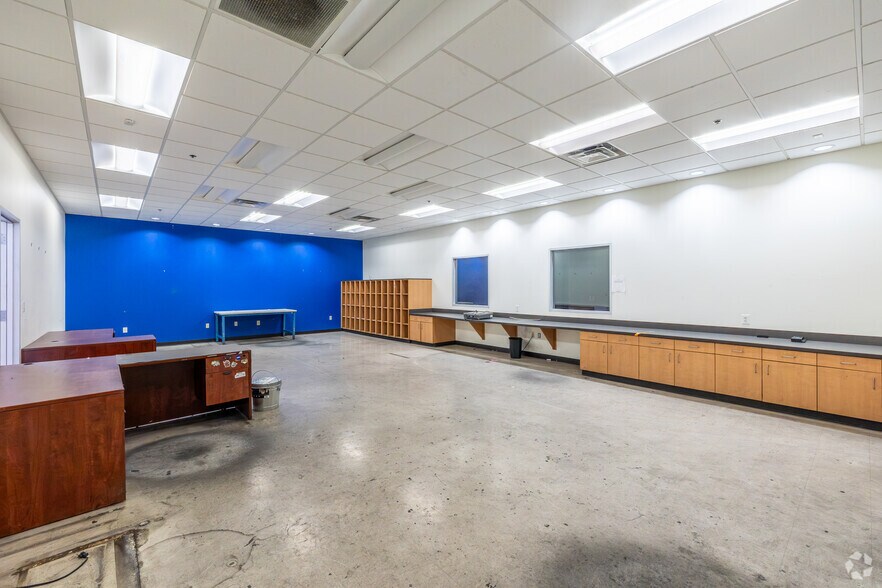 More Photos Of 2747 Oakland Ave, Garland Warehouse For Lease