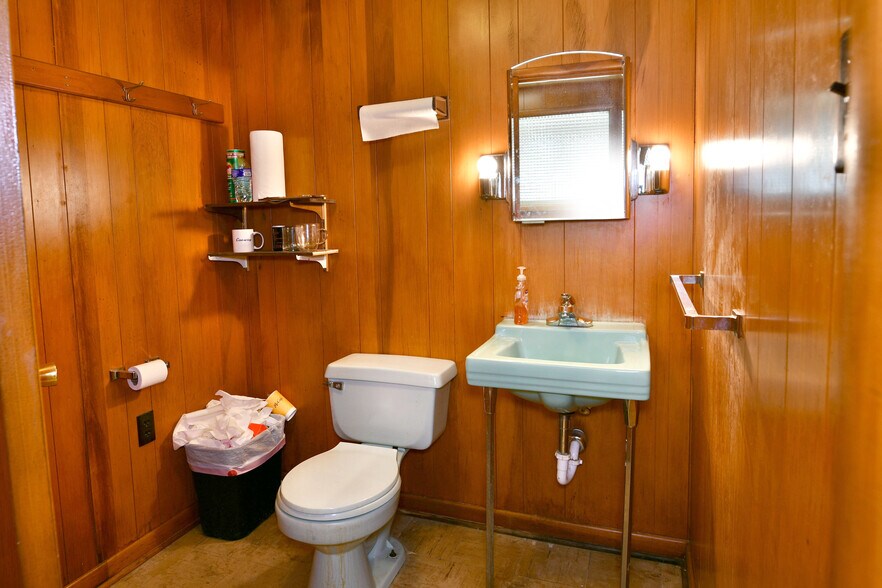 More Photos Of 696 Valley View Dr, Brookfield Office For Sale