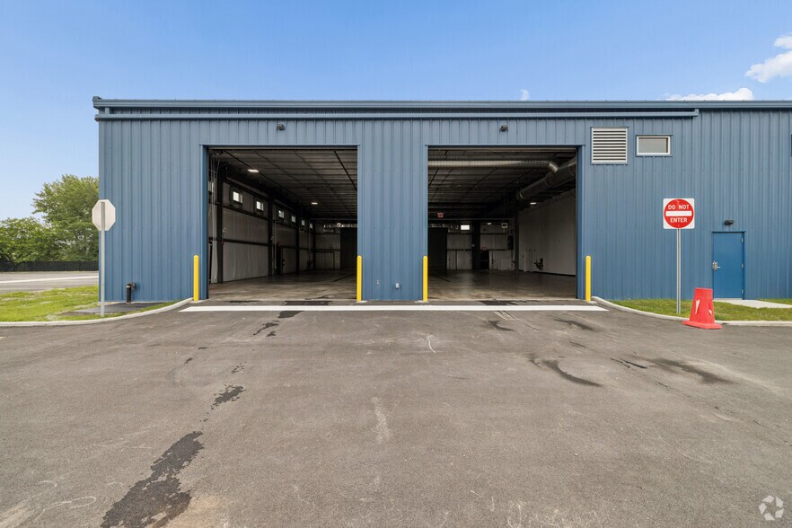 More Photos Of 2577 Forest Ave, Staten Island Truck Terminal For Lease