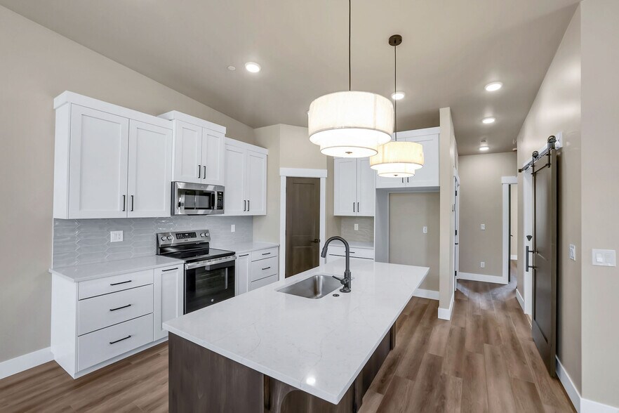 More Photos Of 217 Simmons St, Mccall Showroom For Sale