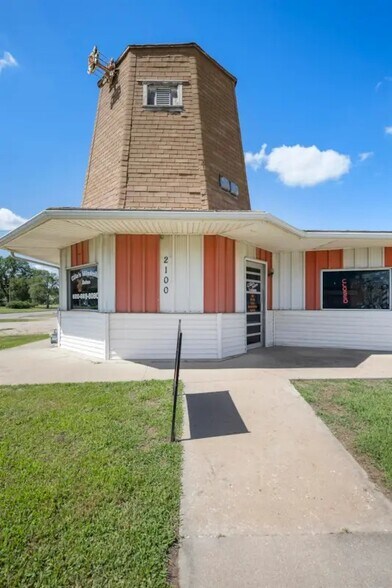 More Photos Of 2106 E 4th Ave, Hutchinson Storefront For Sale