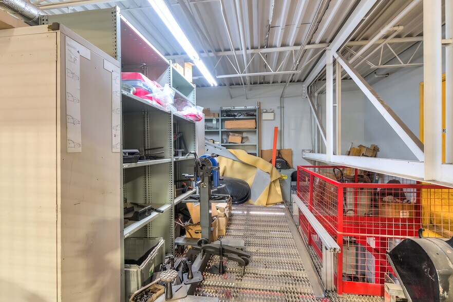 More Photos Of 280 Rue Young, Montréal Auto Repair For Lease