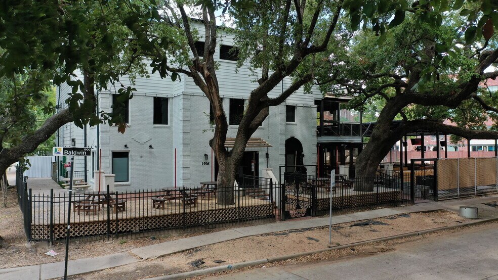 More Photos Of 1916 Baldwin St, Houston Bar For Lease