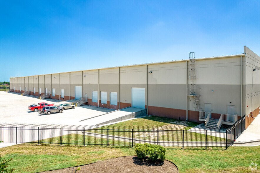 More Photos Of 1310 Cornerway Blvd, San Antonio Distribution For Lease