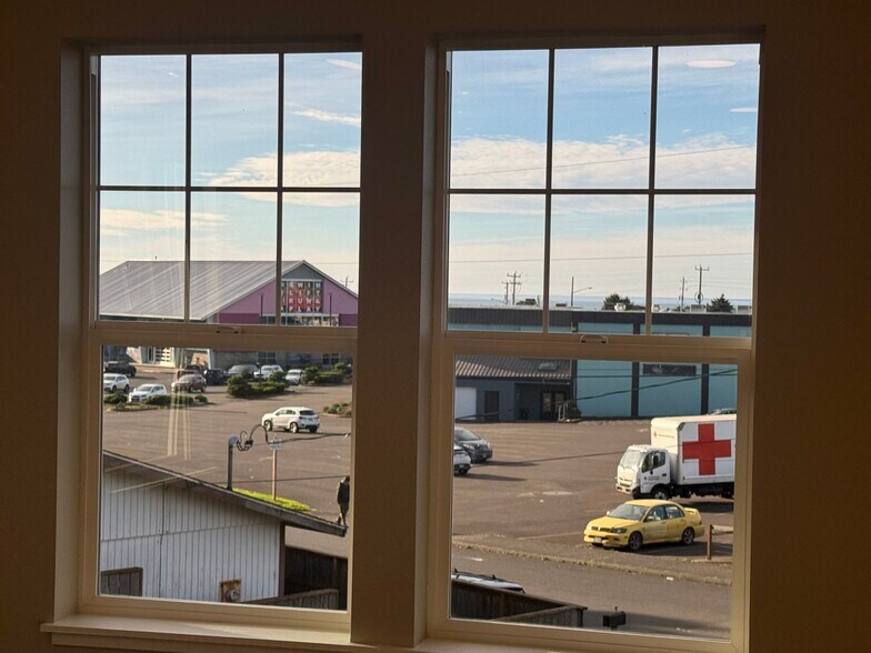 More Photos Of 2210 NE 22nd St, Lincoln City Office For Lease