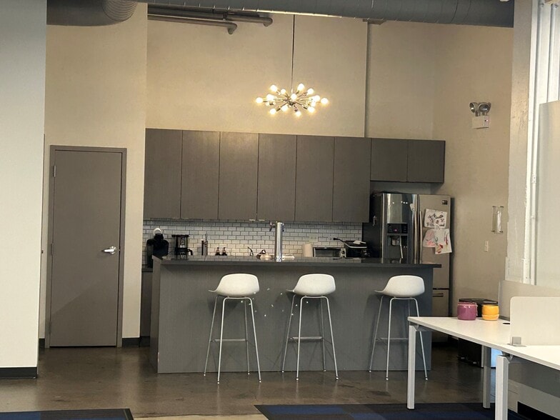 More Photos Of 1621 W Carroll Ave, Chicago Manufacturing For Lease