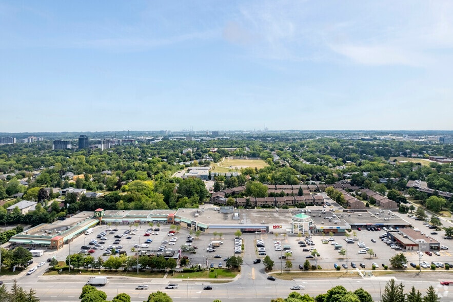 More Photos Of 2400 Dundas St W, Mississauga General Retail For Lease