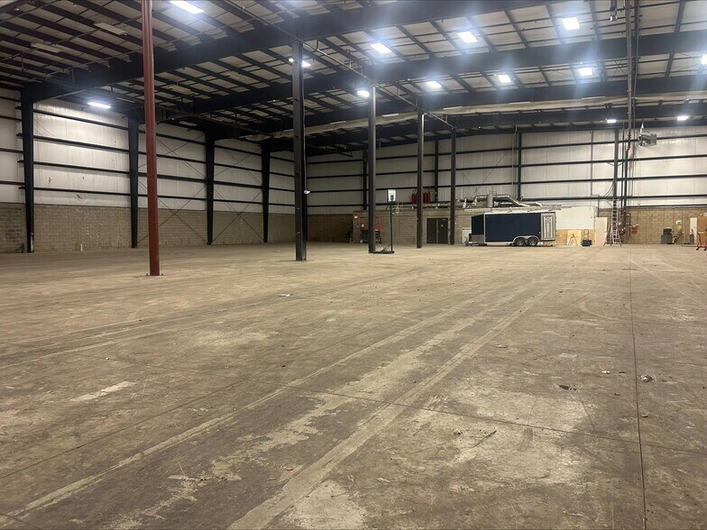 More Photos Of 3 Sutton Cir, Hooksett Warehouse For Lease